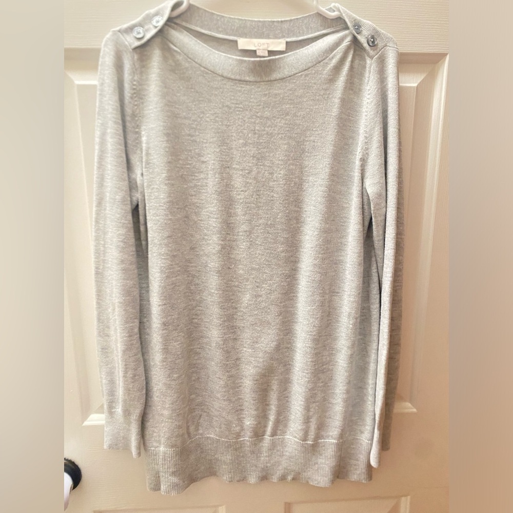 Like New Loft women’s sweater in size medium. Grey with buttons on shoulders.